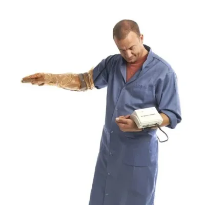 Protective examination gloves that reach to the shoulder level, designed to maintain the hygiene and sensitivity of the veterinarian during examinations.