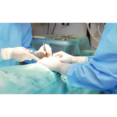 Klinik ortamındaki yüzeylerin dezenfeksiyonu veya temizliği sırasında kullanılan, yüksek sıvı emici temizlik bezi.