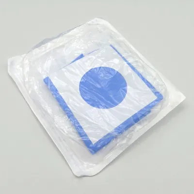 Ameliyathane ortamında enfeksiyon riskini sıfıra indiren, sterilizasyon standartlarına tam uyumlu yeşil renkli cerrahi örtü.