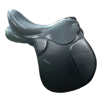Durable leather jumping saddle suitable for show jumping.